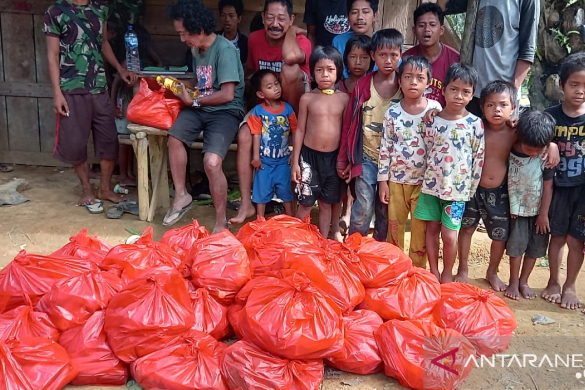 Polisi kirim  bantuan sembako ke Suku Anak Dalam Jambi