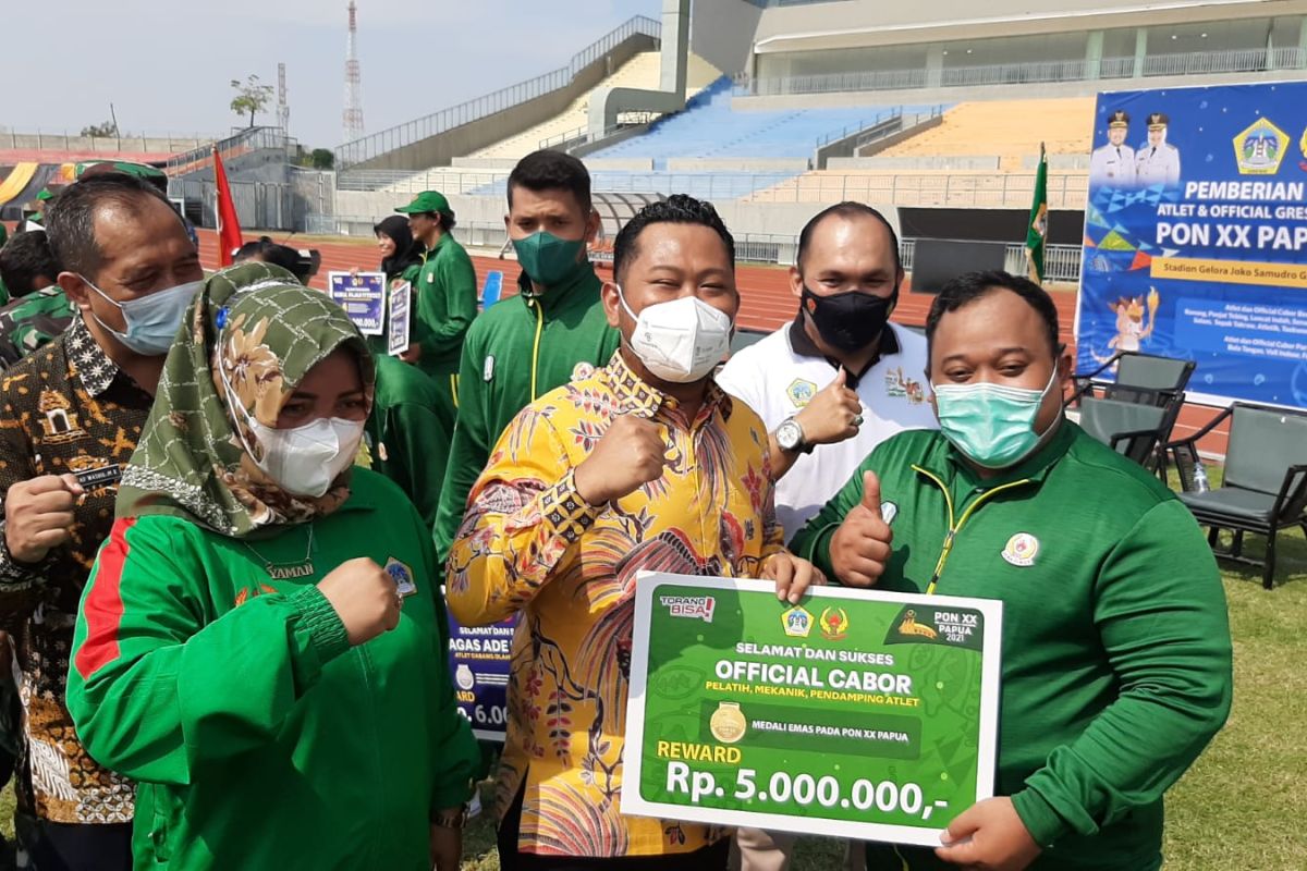 Sebanyak 22 atlet Gresik peraih medali PON Papua terima bonus dan beasiswa