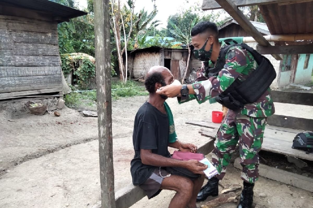 Satgas TNI bagi masker warga  di perbatasan RI-PNG