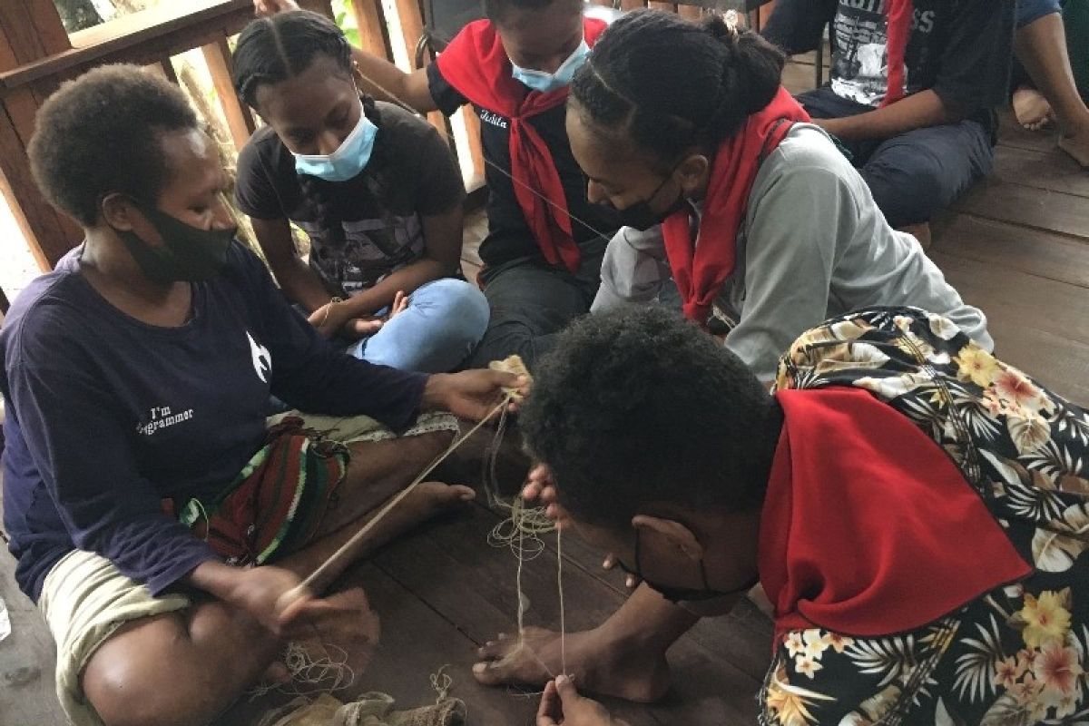 PT Angkasa Pura I latih 30 pemuda Papua rajut noken