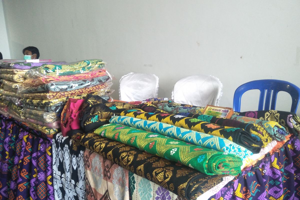 Tenun Songket akan dijadikan pakaian kerja di Loteng