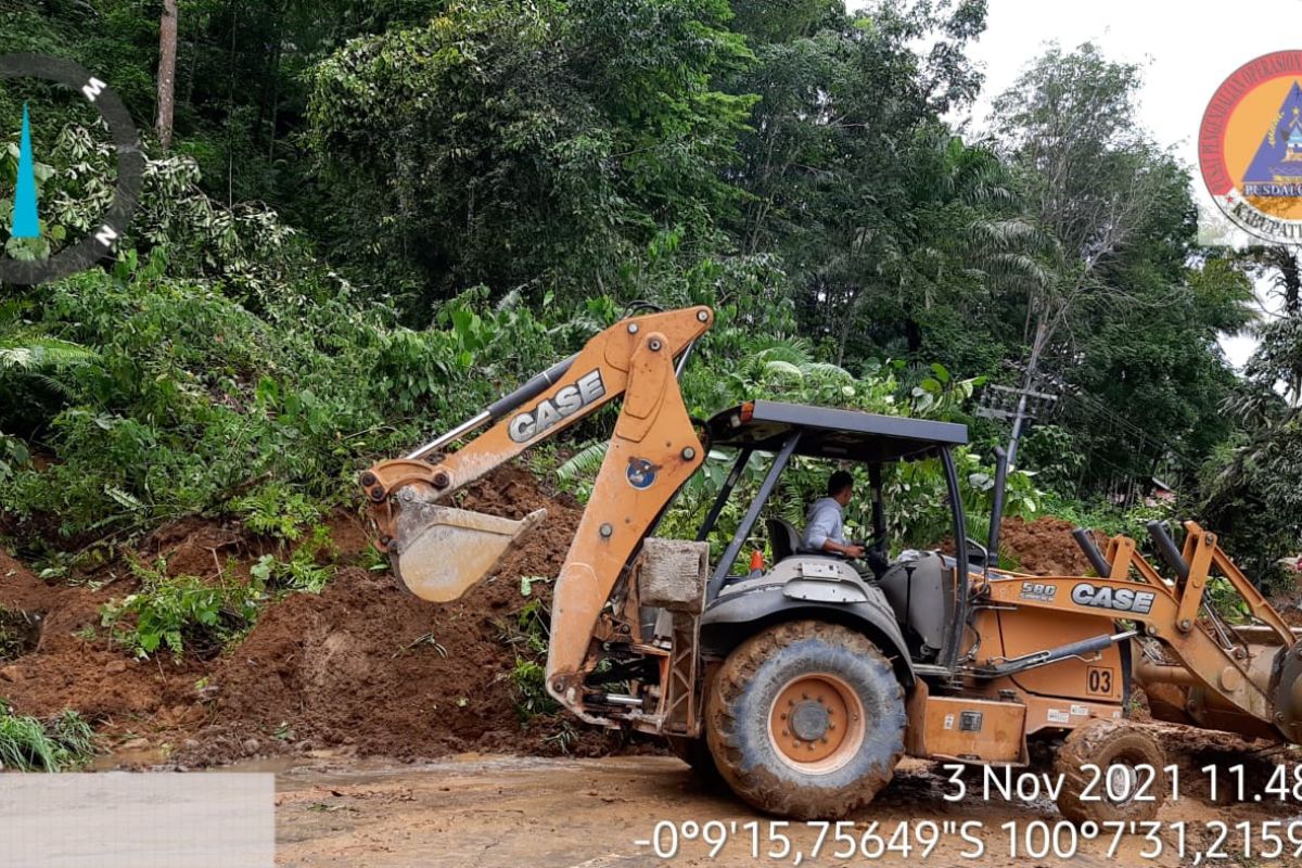 Tanah longsor dibersihkan, jalur Pasbar-Bukittinggi sudah bisa dilalui