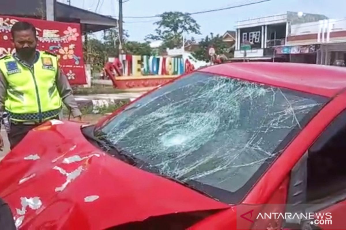 Minibus tabrak empat sepeda motor, satu orang meninggal