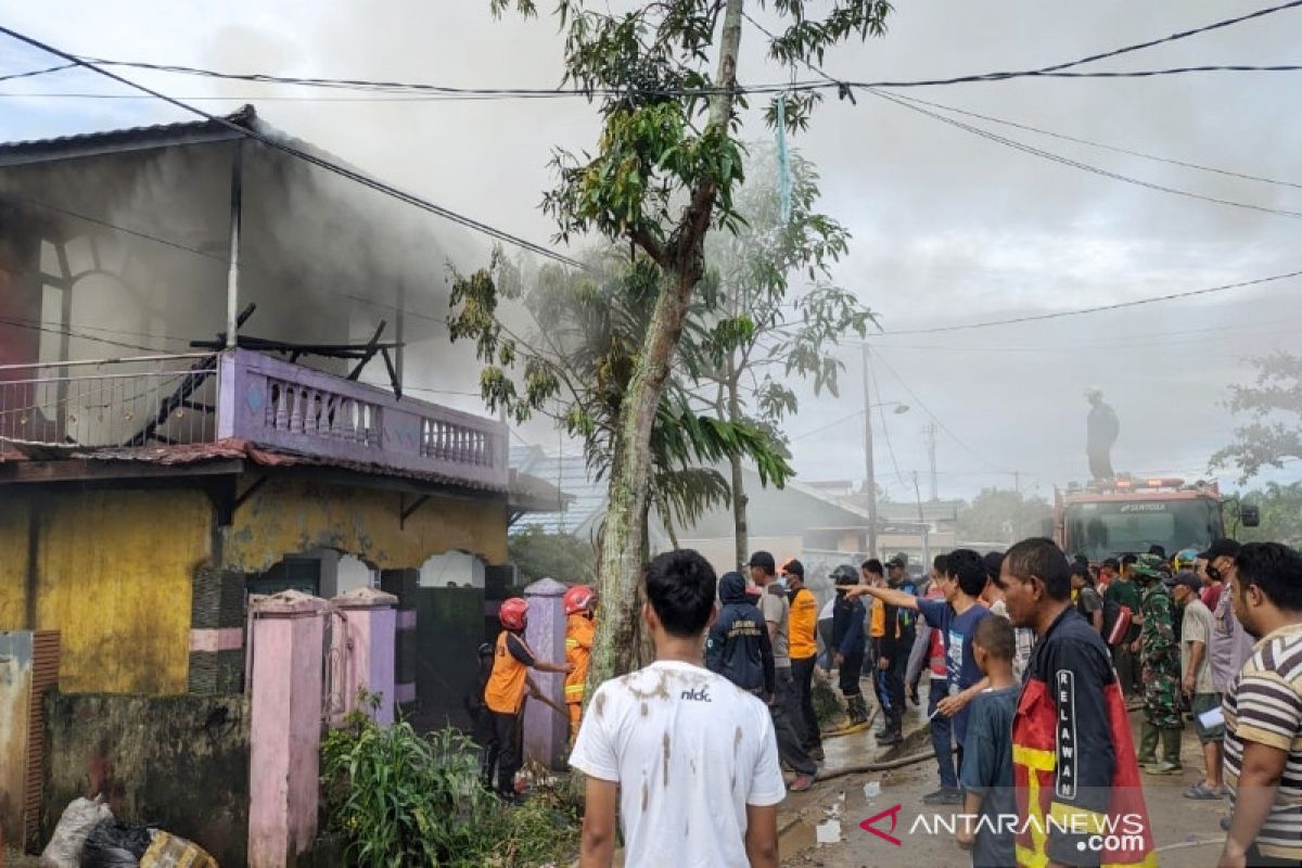 Kebakaran hanguskan rumah seorang guru di Sampit