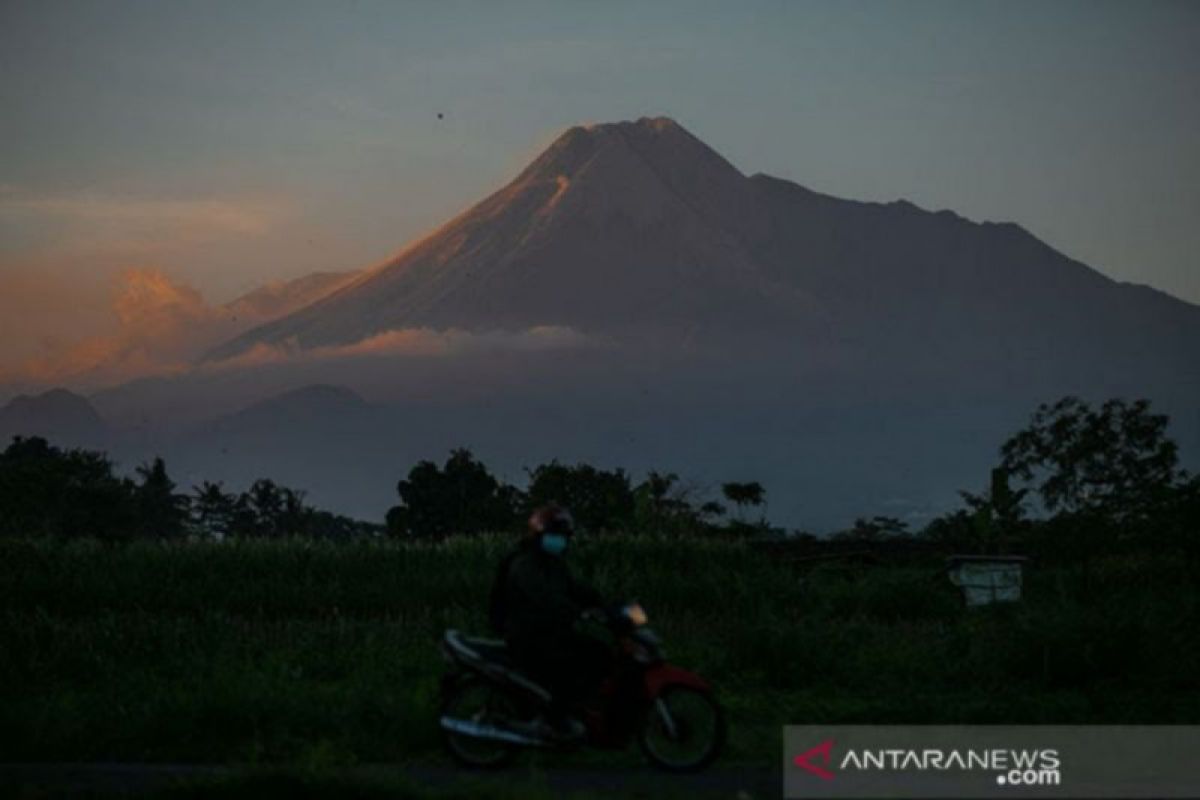 Gunung Merapi mengalami 156 kali gempa guguran