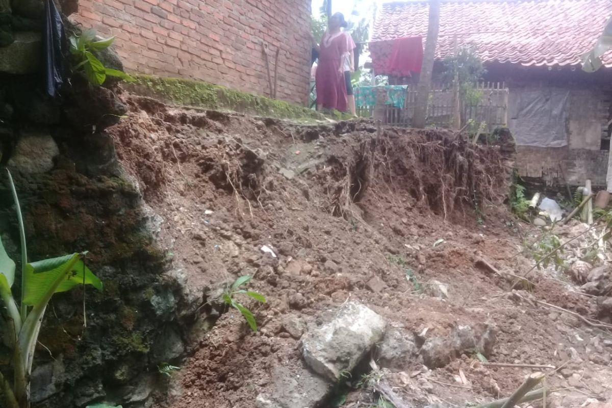 Sekeluarga terpaksa ngungsi akibat rumahnya tergerus longsor