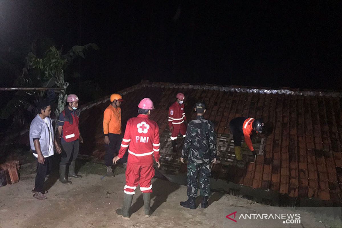 Tiga ruang kelas madrasah di Cicantayan rusak parah diterjang longsor