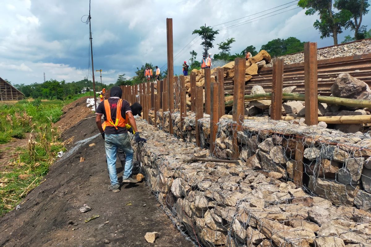 Petugas perbaiki sejumlah titik rawan bencana di Daop 9 Jember jelang musim hujan