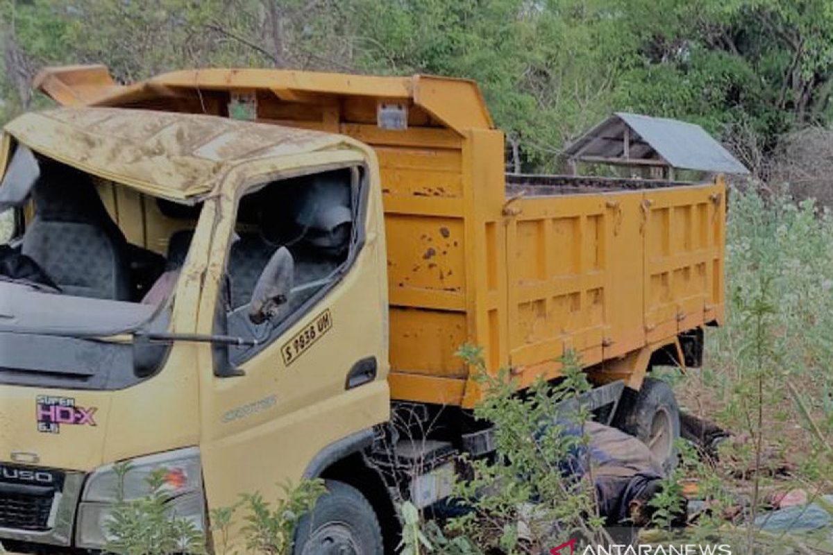 Empat orang meninggal dunia di tempat dalam kecelakaan truk