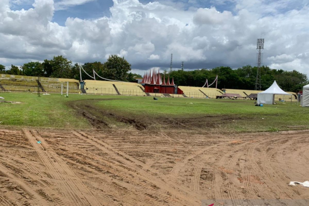 Pelaku olahraga sayangkan rusaknya rumput Stadion Haji Agus Salim