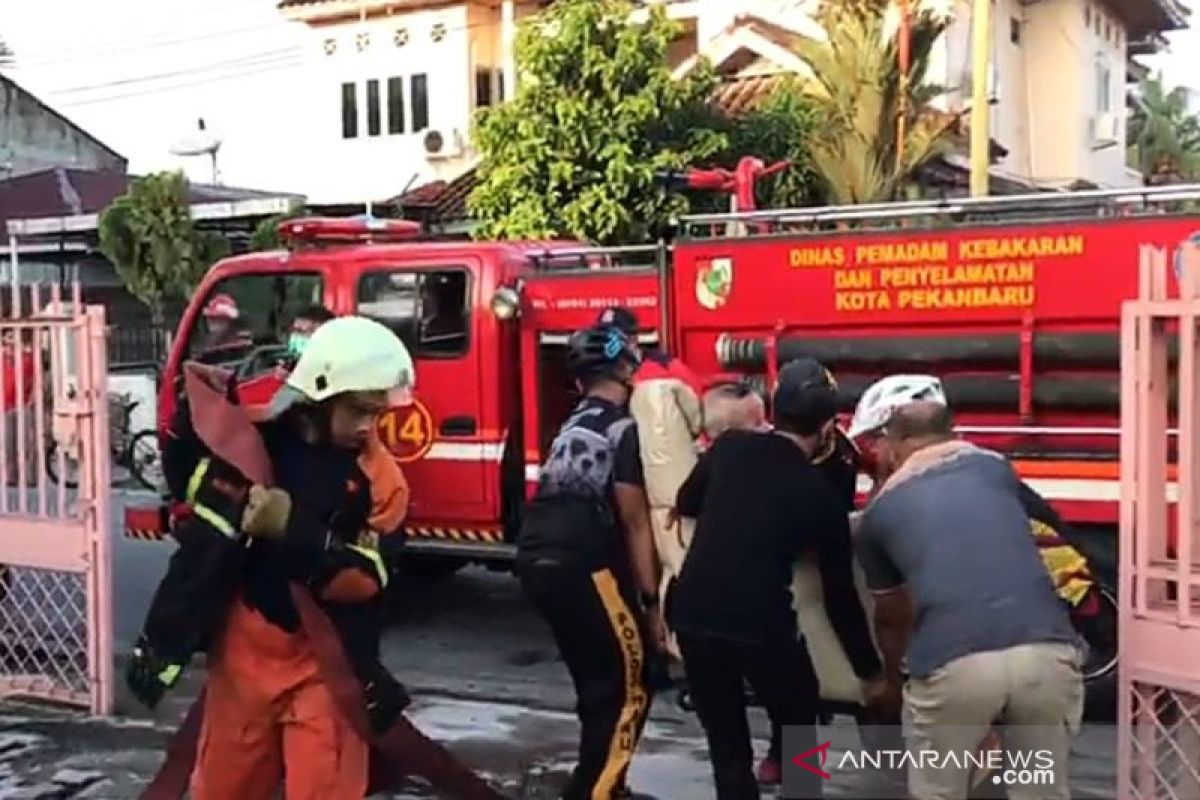 Aksi heroik personel  Brimobda Riau evakuasi lansia stroke dari rumah terbakar