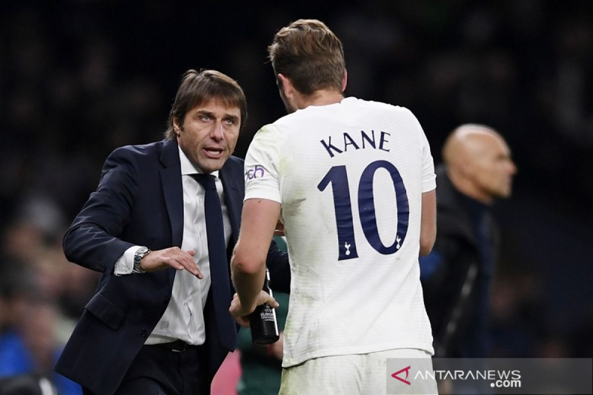 Debut Conte latih Tottenham ditandai sebuah kemenangan dan tiga kartu merah