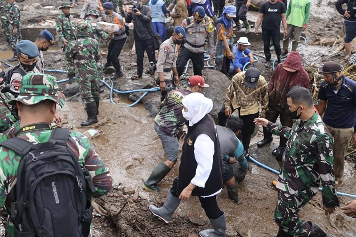 Gubernur upayakan percepatan pembersihan sampah sisa banjir di Batu