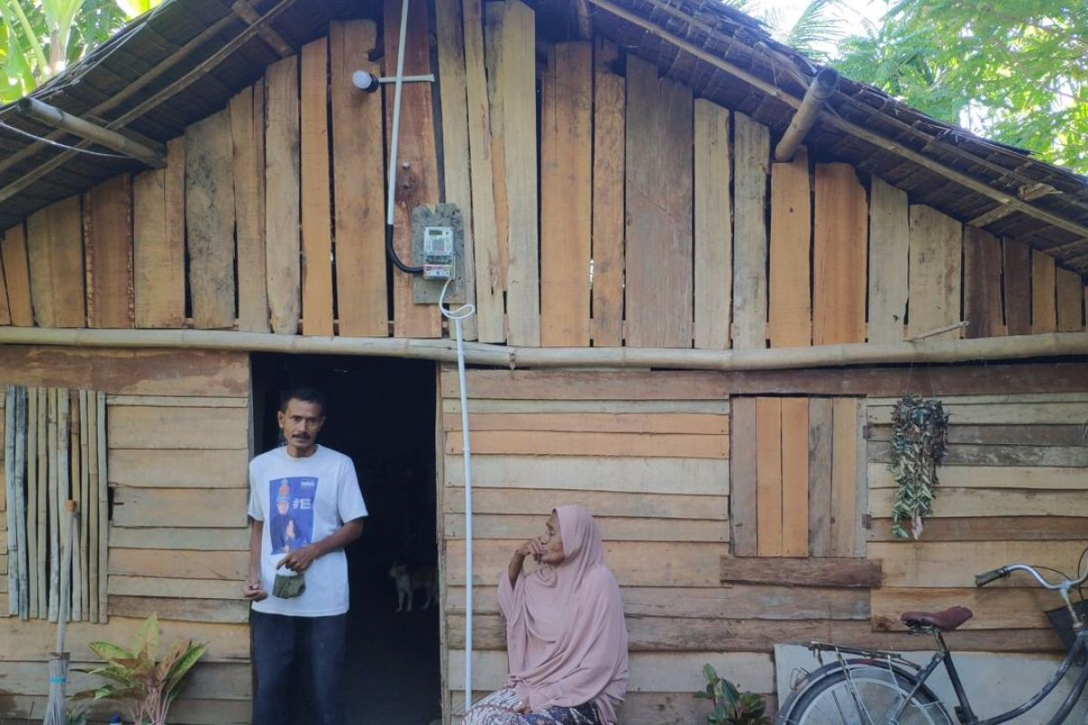 Nenek 70 tahun pembuat keripik melinjo di Sigli, dapat listrik gratis