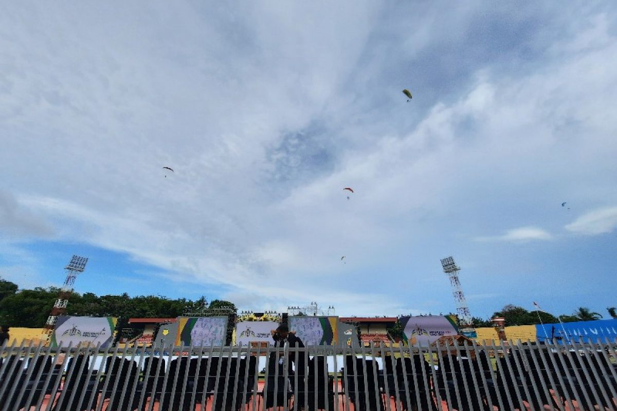 Enam paramotor ramaikan langit Jayapura pada opening ceremony Peparnas