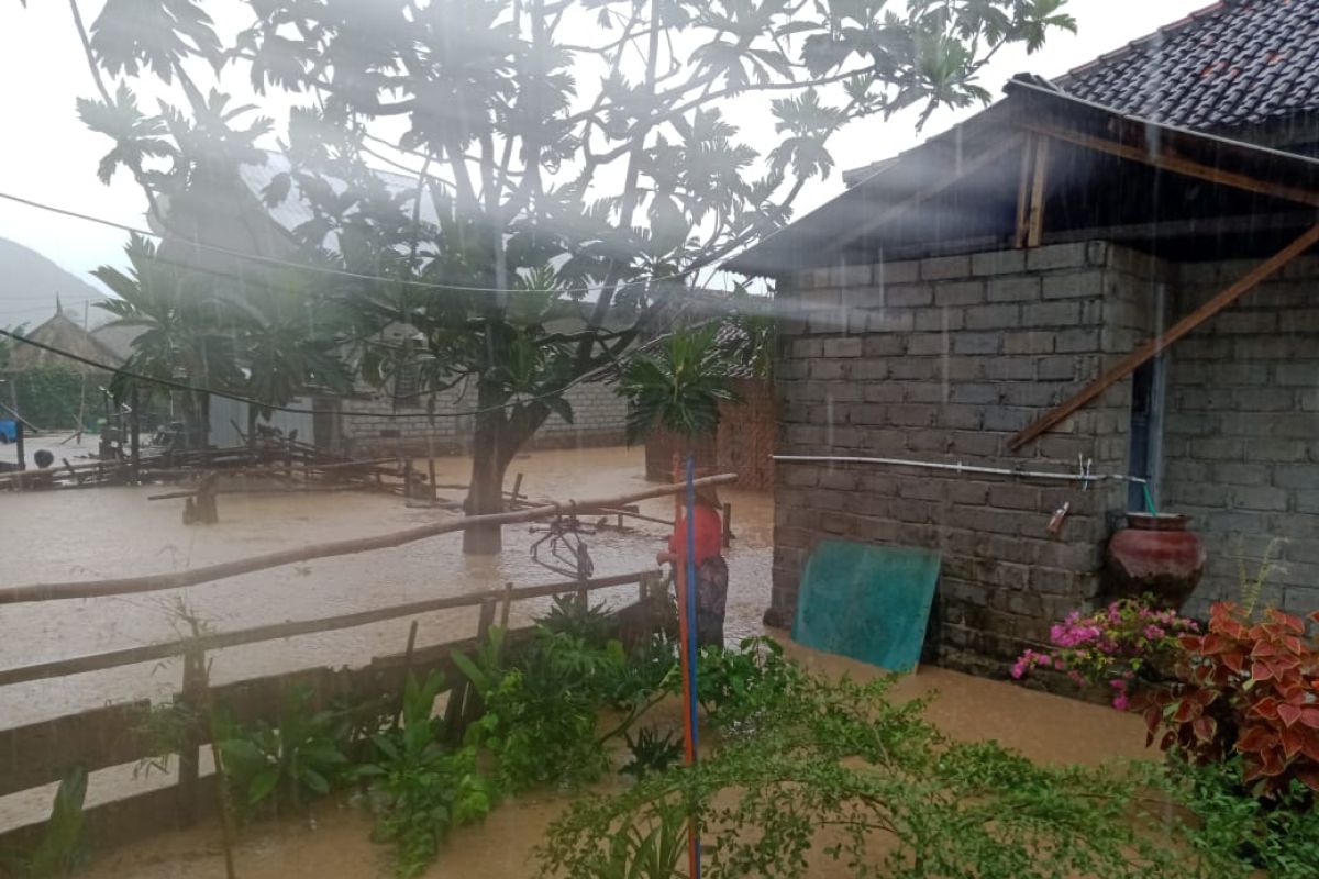 Puluhan keluarga terdampak banjir di Praya Barat Daya