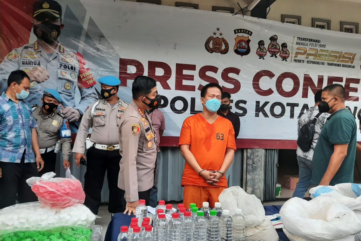 Polisi ungkap industri pembuatan minuman keras ilegal jenis Ciu di Tangerang