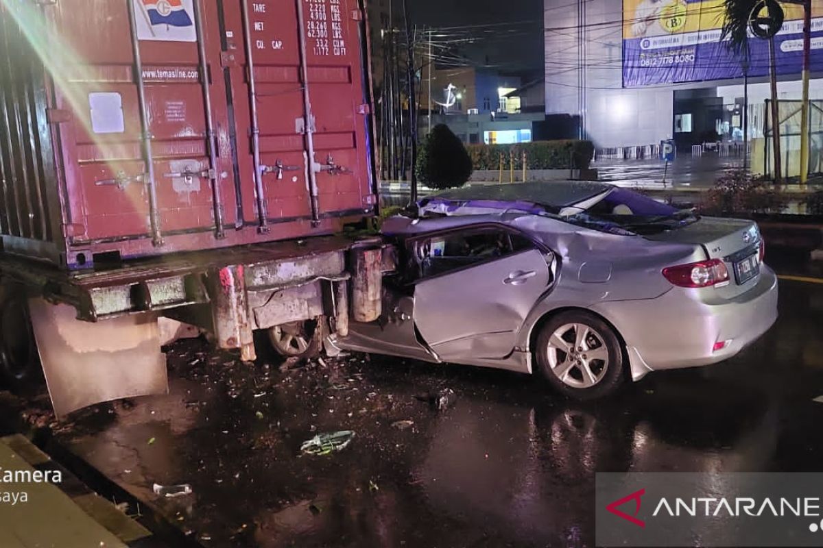 Mobil dokter tabrak truk di Palembang diduga mengantuk, satu meninggal