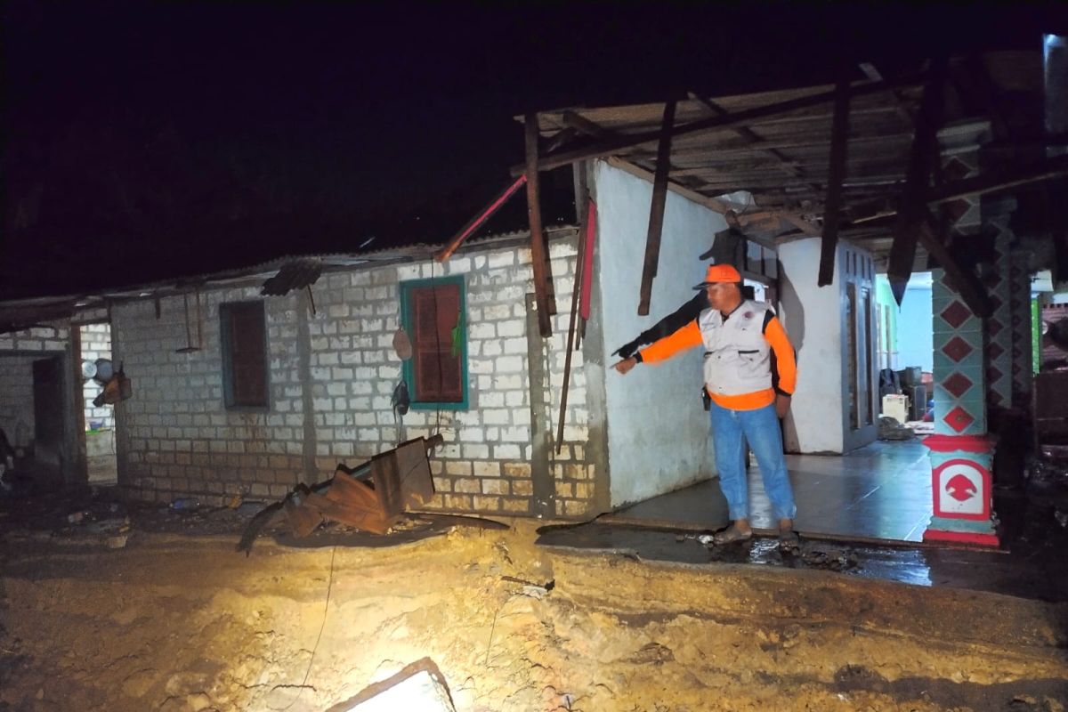 Tiga titik tanggul jebol akibat banjir bandang di Lamongan