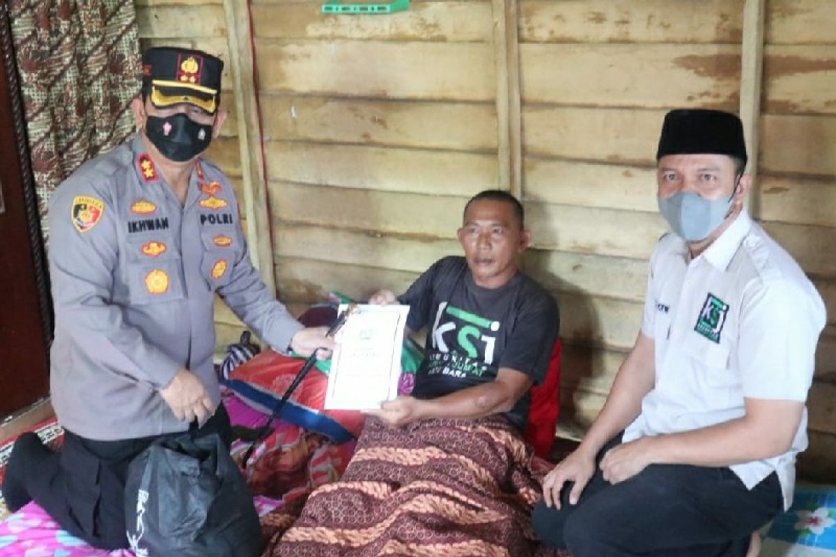 Kunjungi wartawan alami kecelakaan,  Kapolres Batubara doakan diberi kesembuhan dari penyakitnya