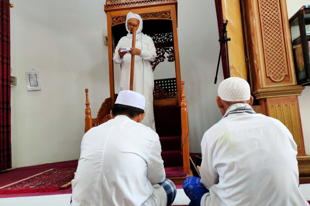 Khatib ingatkan makan minum berdiri tidak sesuai kesehatan dan agama