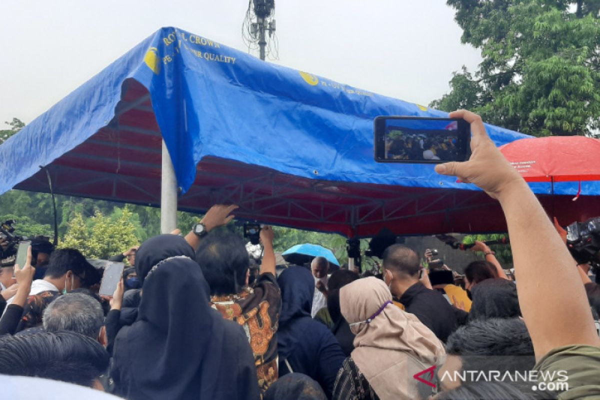 Jenazah Vanessa Angel dan suami dimakamkan di TPU Ulujami Jakarta Selatan