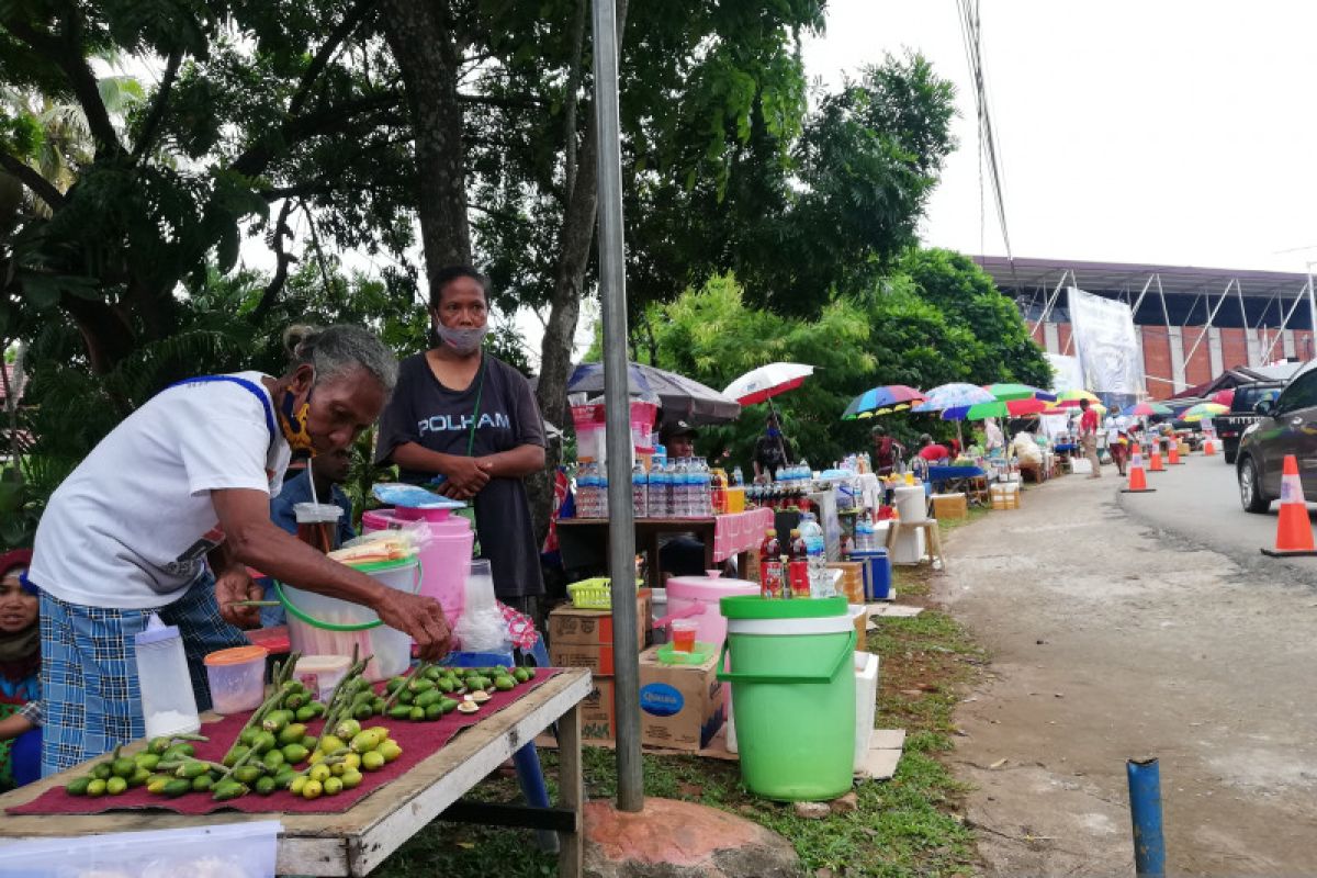 Pedagang padati luar Stadion Mandala sambut pembukaan Peparnas Papua