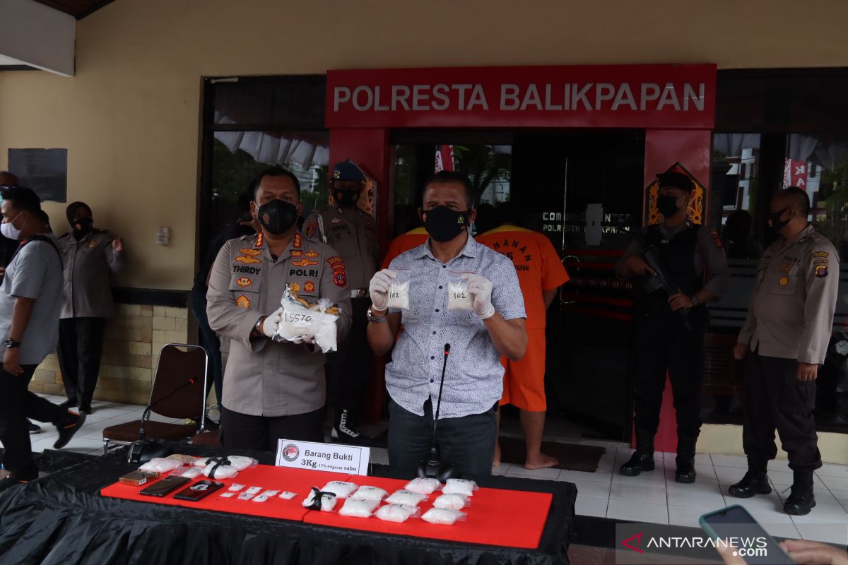 Polisi di Balikpapan sita 3 kg lebih sabu   dan tangkap 2 pengedarnya