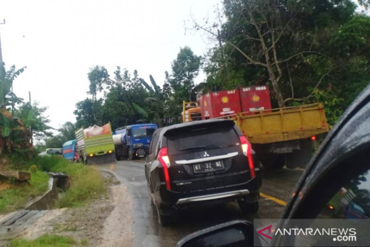 Macet panjang di Km 17 Bontang-Samarinda