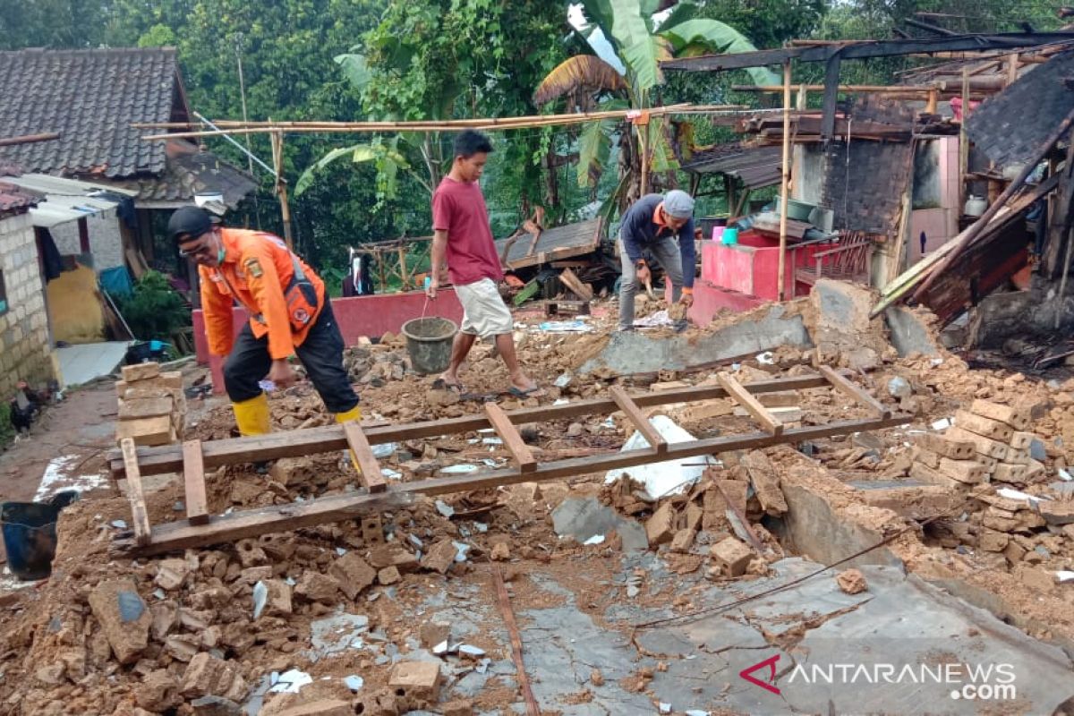 Rumah yang dihuni perempuan lansia ambruk dihantam angin kencang