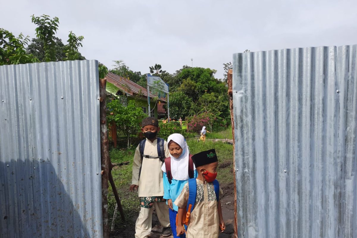 Siswa SDN 135/IV Kota Jambi tetap sekolah meski dikelilingi seng