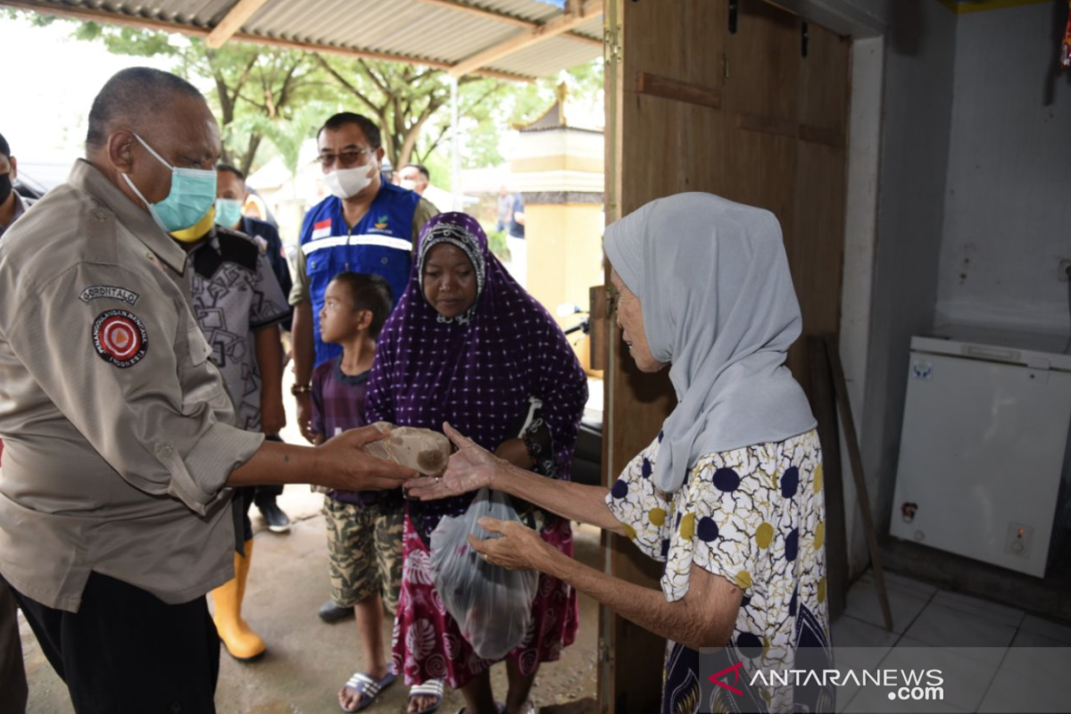 Gubernur salurkan makanan bagi korban banjir di Kabupaten Gorontalo