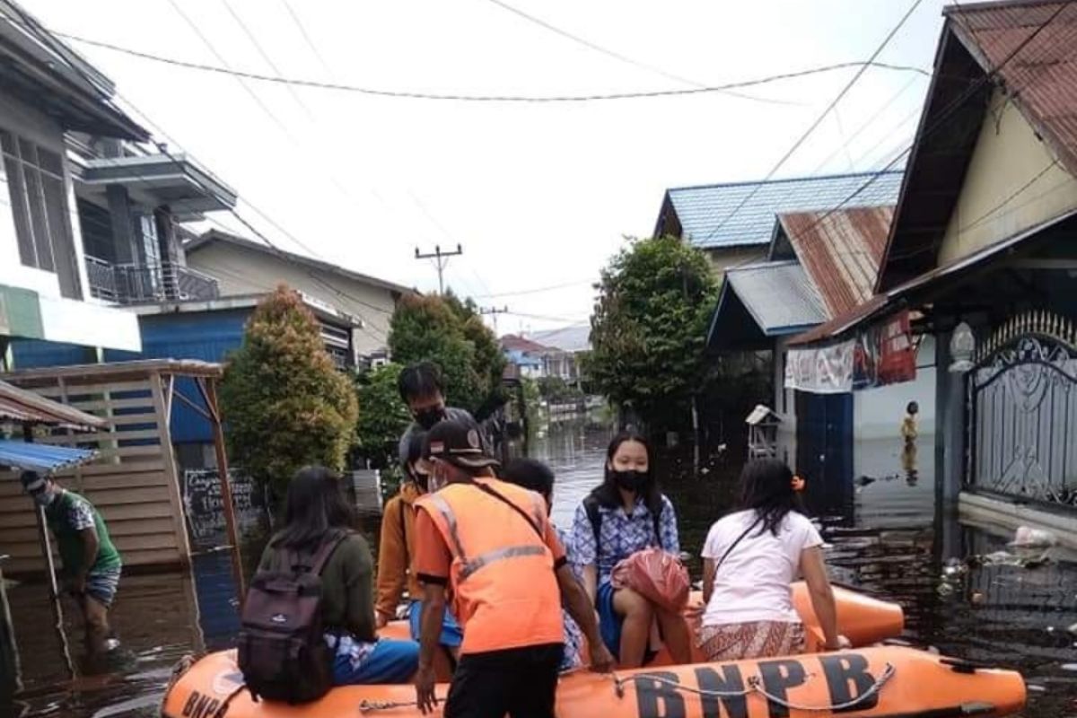 Dua orang meninggal karena banjir di Sintang