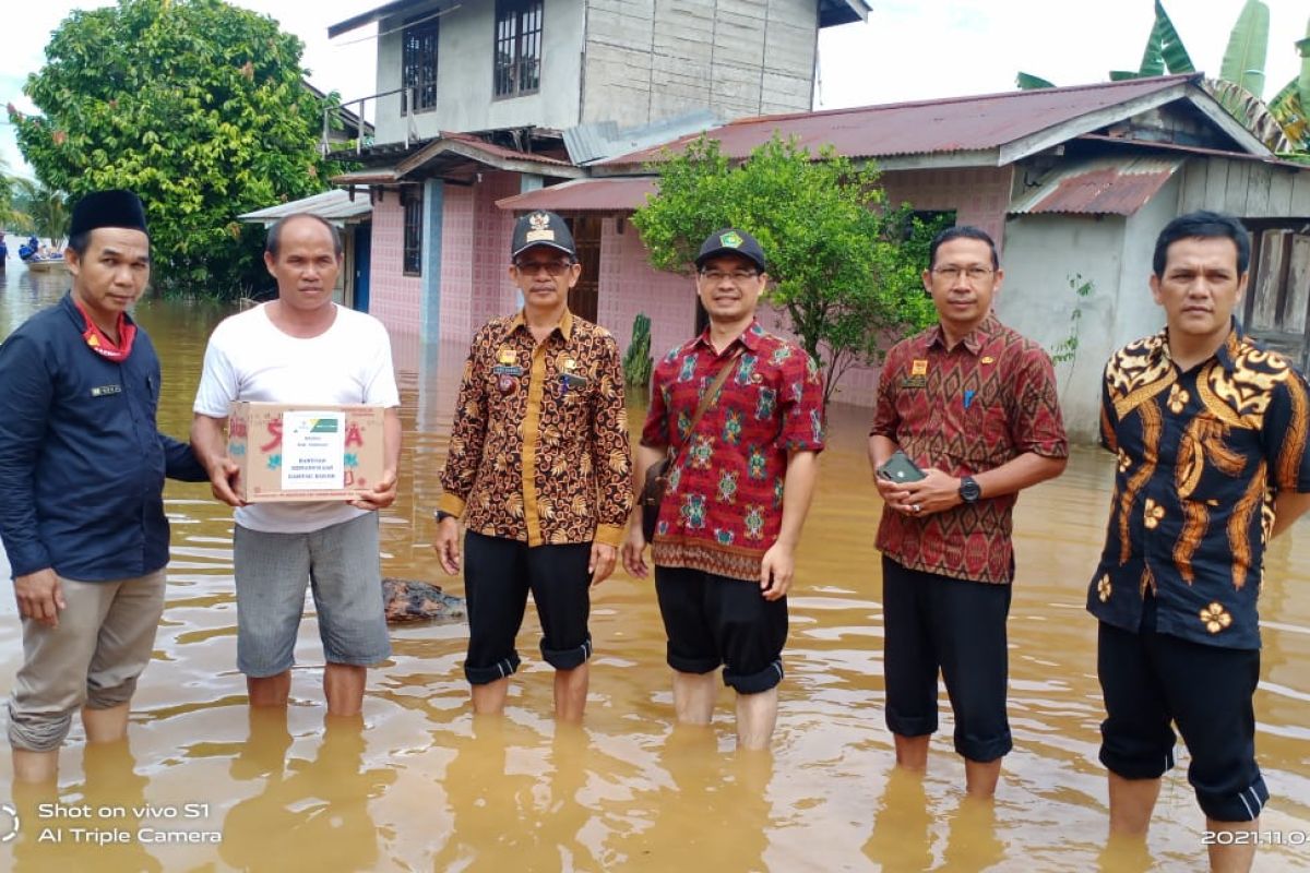 Baznas Sanggau salurkan bantuan ke korban banjir di pesisir Sungai Kapuas