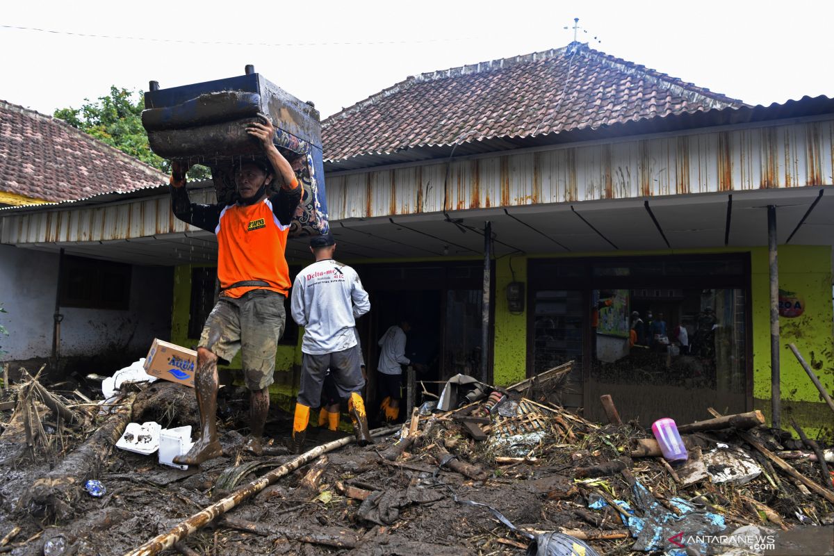 Risma gandeng BNPB perbaiki rumah terdampak banjir bandang di Kota Batu