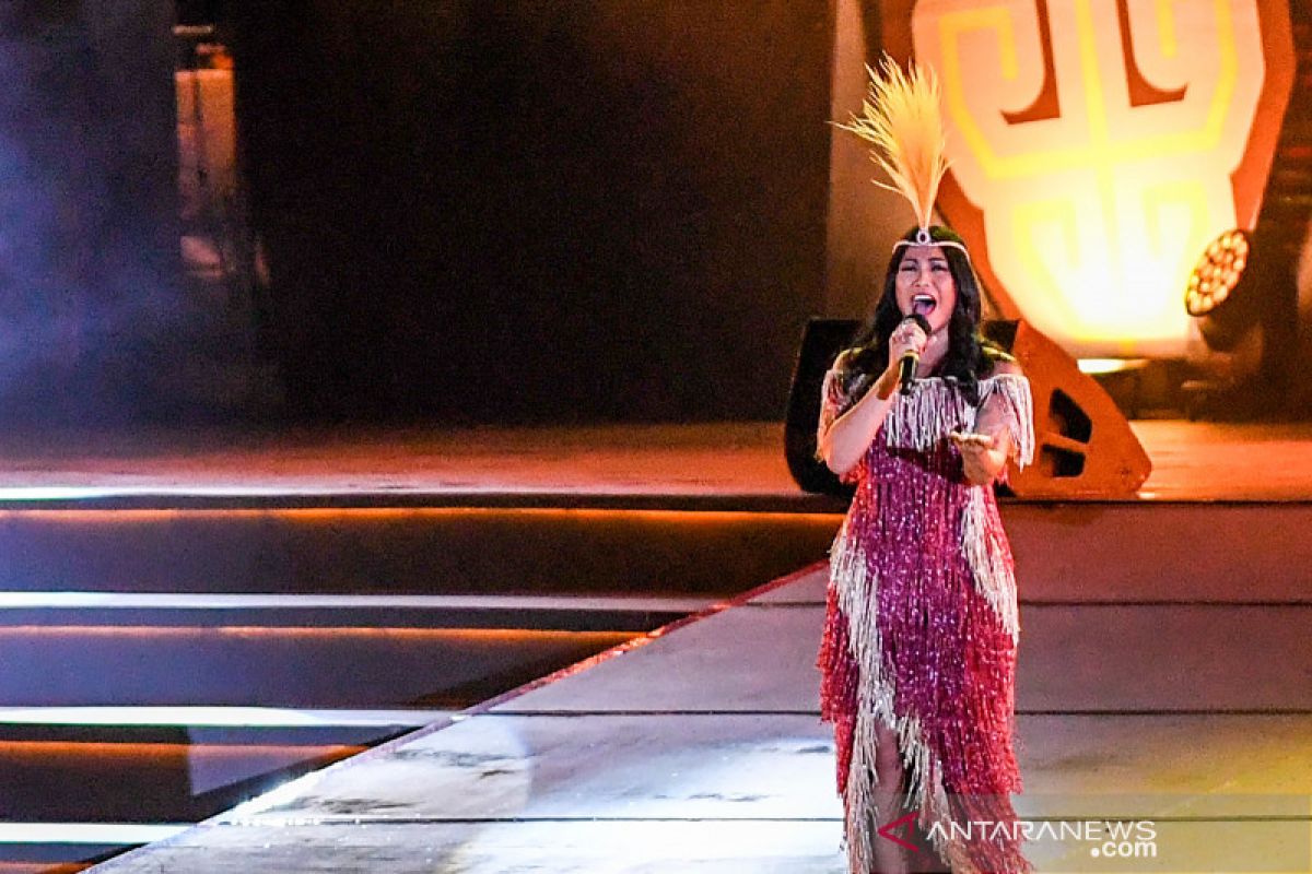 Anggun dan 150 anak nyanyikan "Indonesia Raya" di pembukaan Peparnas