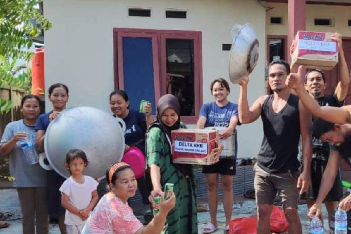 Delta Khatulistiwa peduli banjir Sintang serahkan bantuan