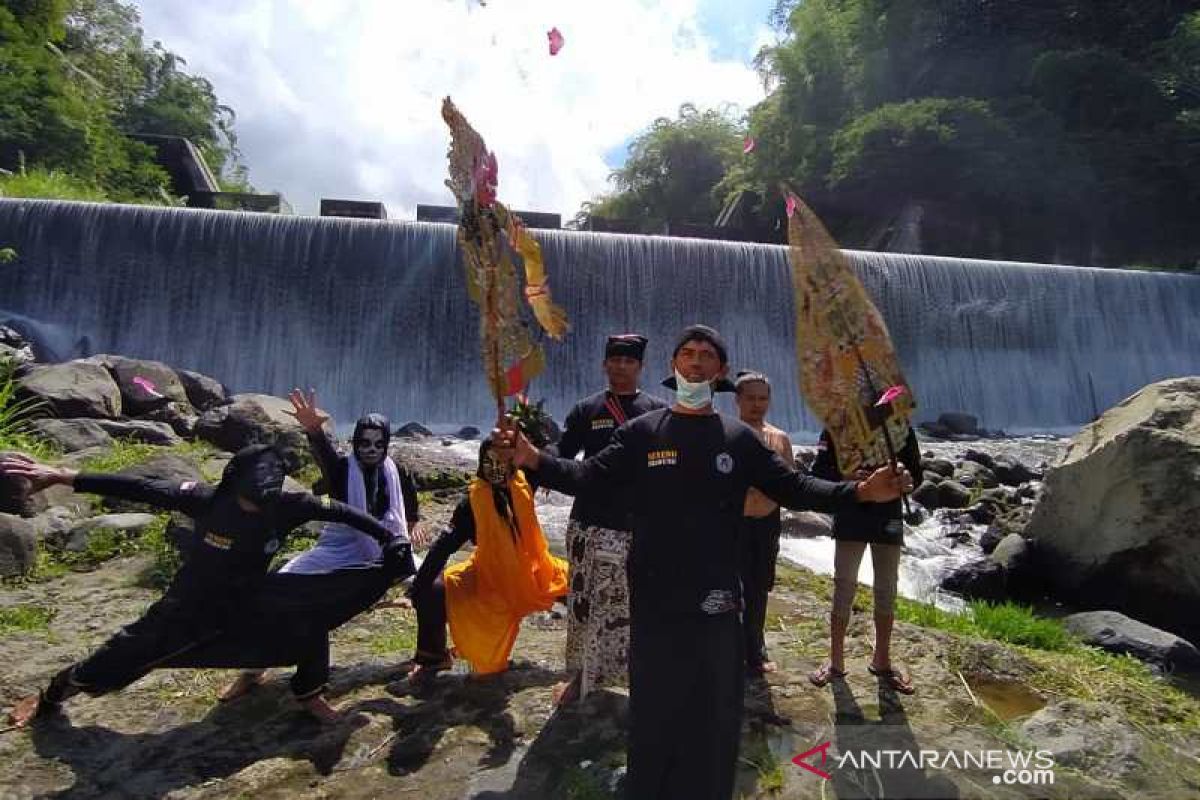 Seniman peringati Hari Wayang Nasional di Grojokan Kapuhan Magelang