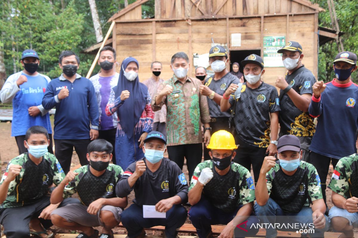 Relawan DHC 45 Hamak Utara Telaga Langsat bedah rumah veteran