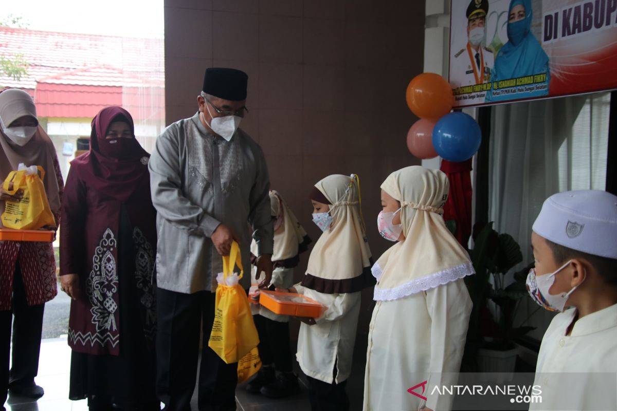 Penyerahan alat bekal sekolah kampanye gizi seimbang dan isi piringku HSS