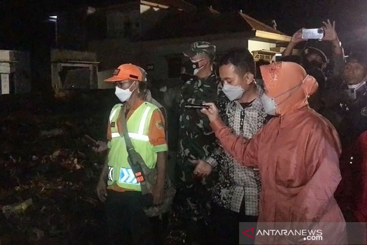 Risma tinjau banjir bandang di Kota Batu dan beri santunan korban