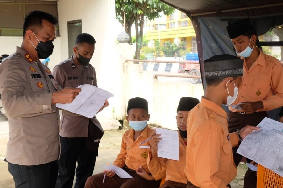 Polres Tanjung Balai gelar vaksinasi COVID-19 dari rumah ke rumah