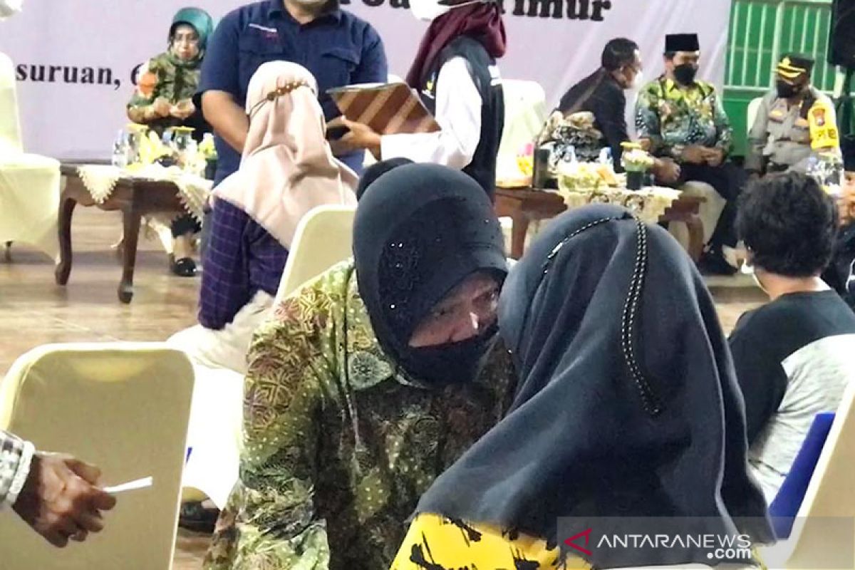 Risma terharu saat tinjau anak terdampak COVID-19 di Pasuruan