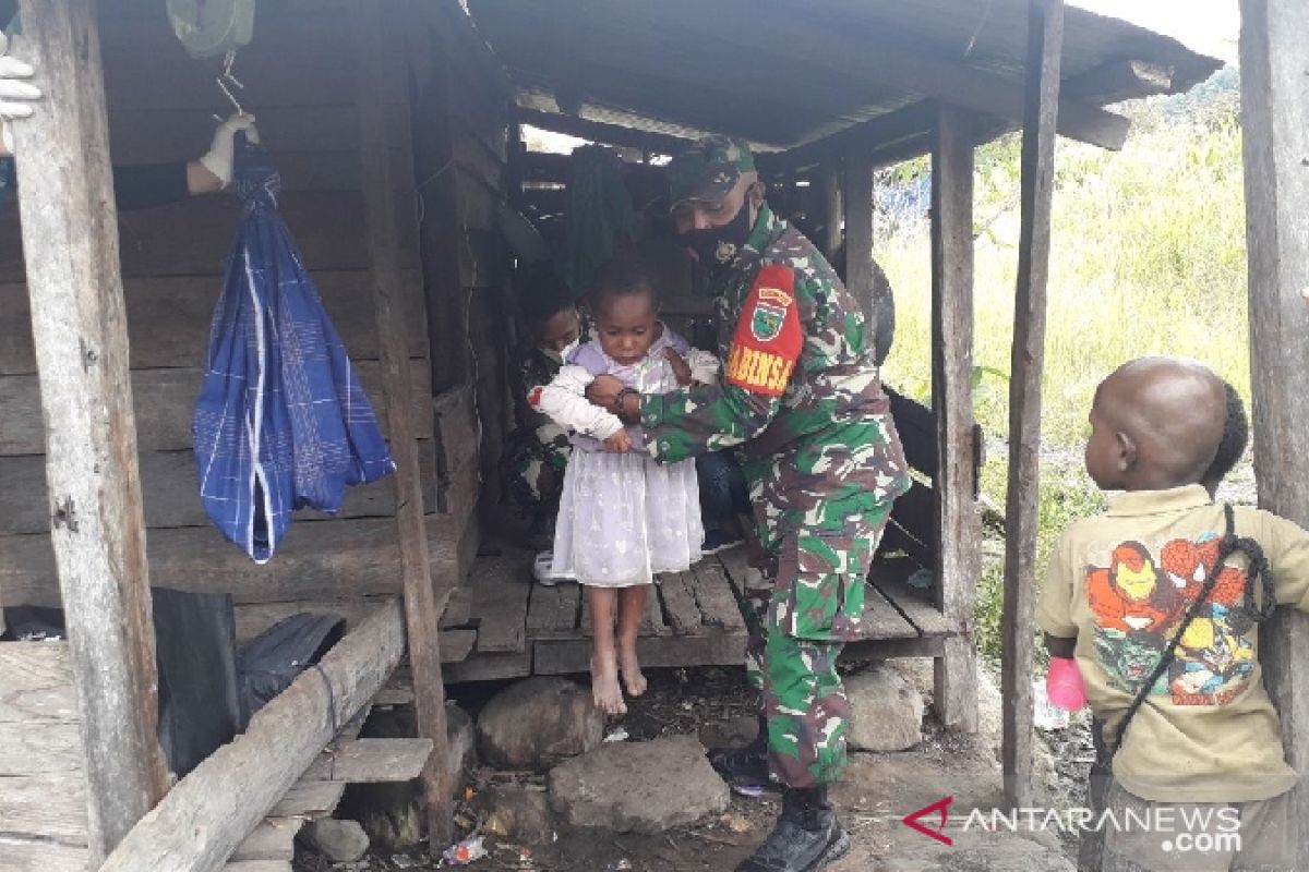 TNI dampingi tenaga kesehatan imunisasi anak balita di kampung Jila Papua