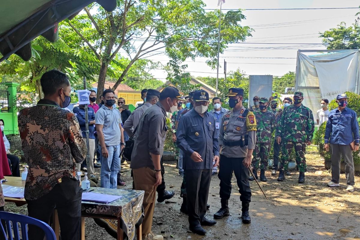 Bupati Tabalong meninjau pelaksanaan Pilkades 2021