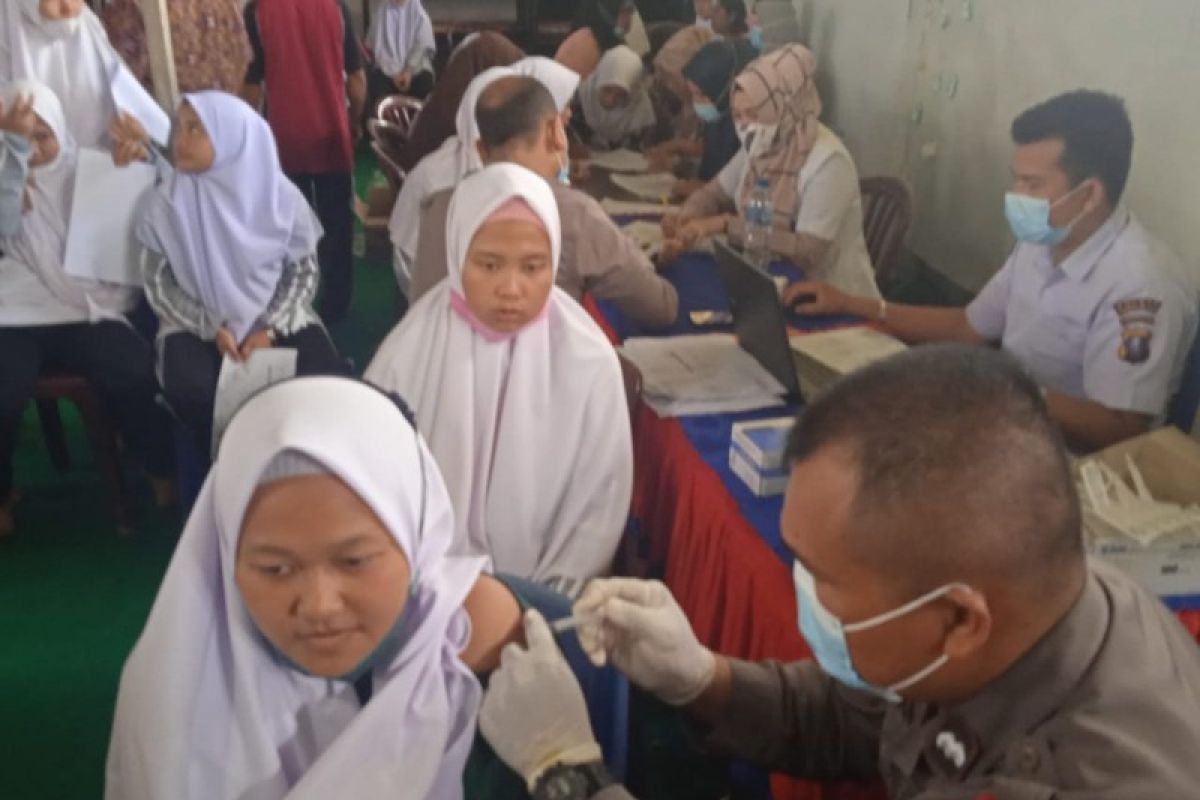 Tim klinik Polres Tapsel - RSUD Sipirok bantu percepatan pemberian vaksin pelajar