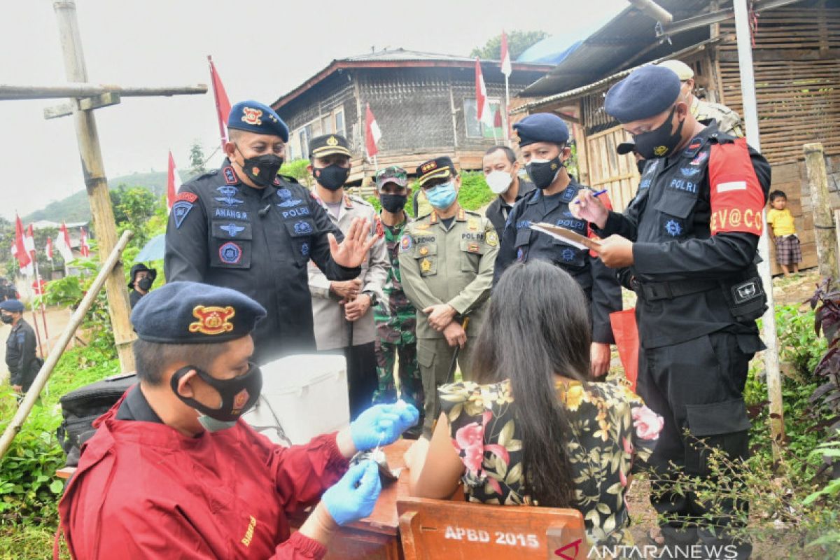 Korps Brimob Polri gelar vaksinasi di desa terpencil