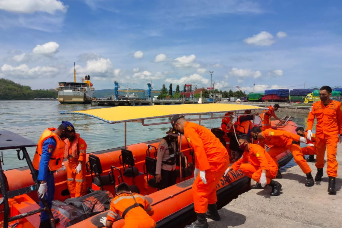 Tim SAR temukan dua jenazah korban air bah di laut Mataram