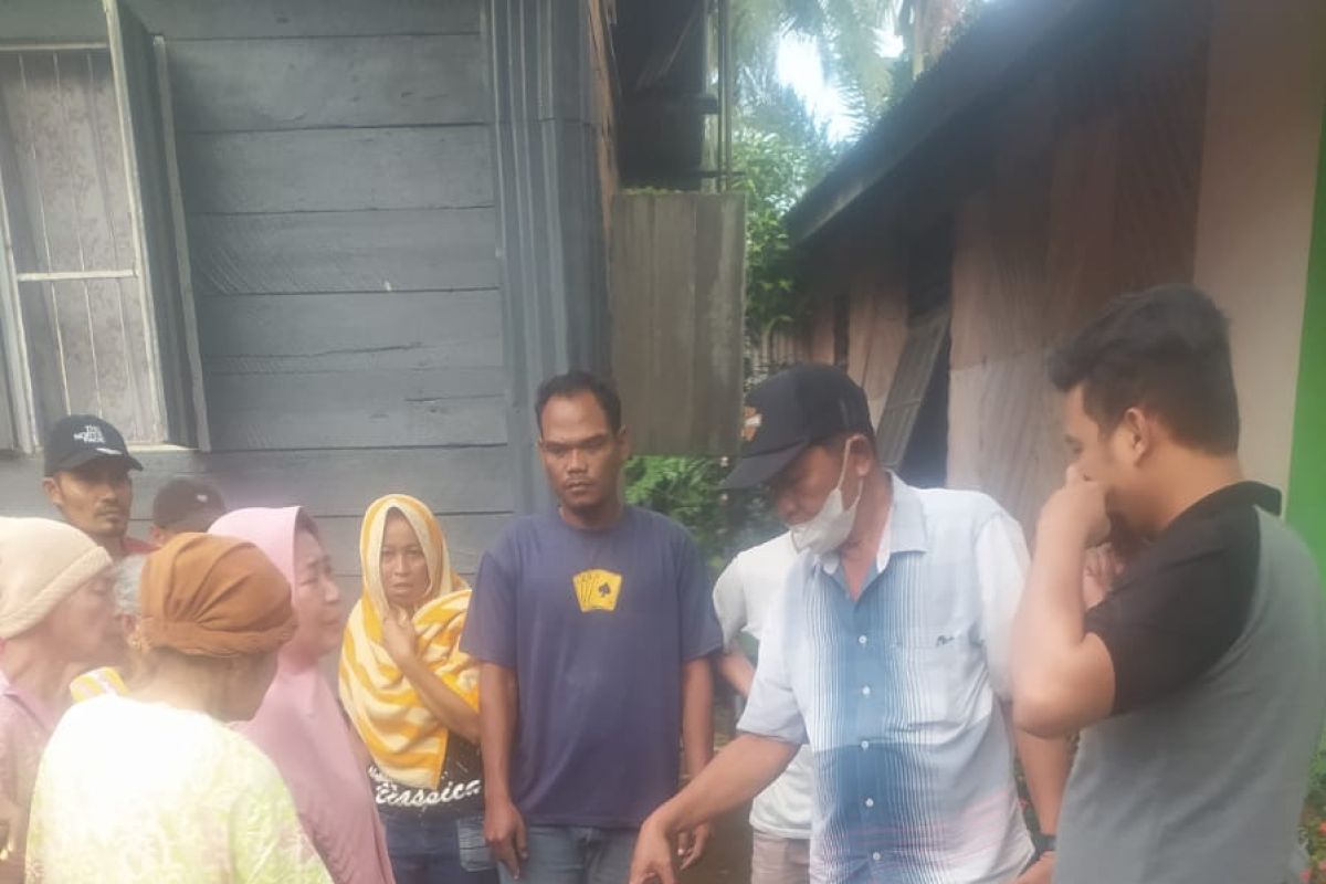 Warga temukan Diky Prianto tewas tersengat listrik di Securai Utara Langkat