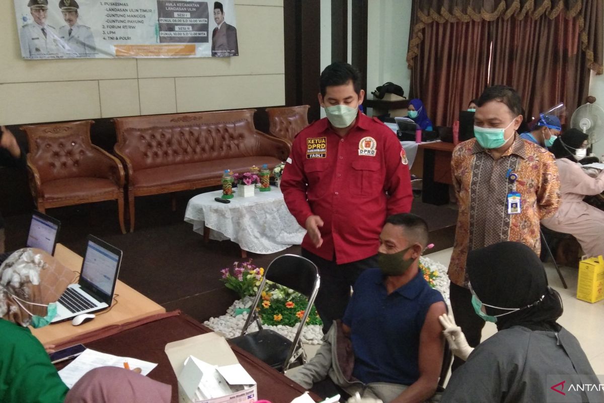 Ketua DPRD pantau vaksinasi di Kantor Kecamatan Landasan Ulin